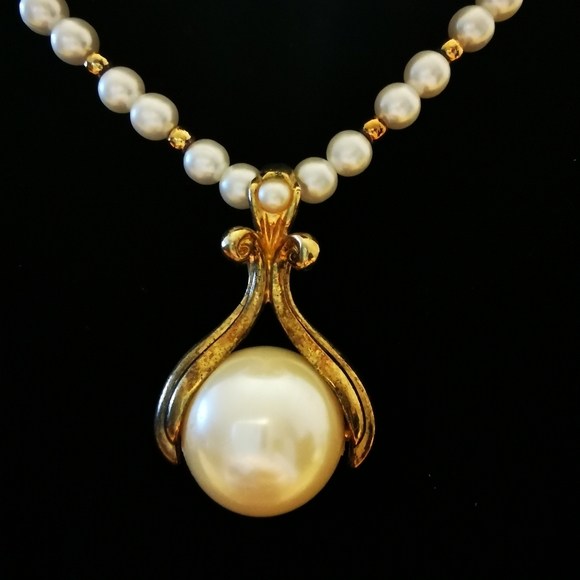 Vintage Faux Pearl and Gold Tone Necklace with Pearl Enhancer Pendant - Picture 11 of 15